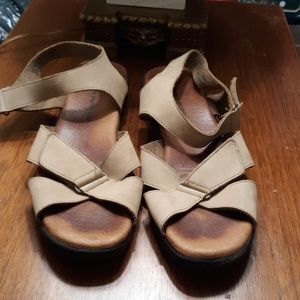 Hush puppy sandals size 9